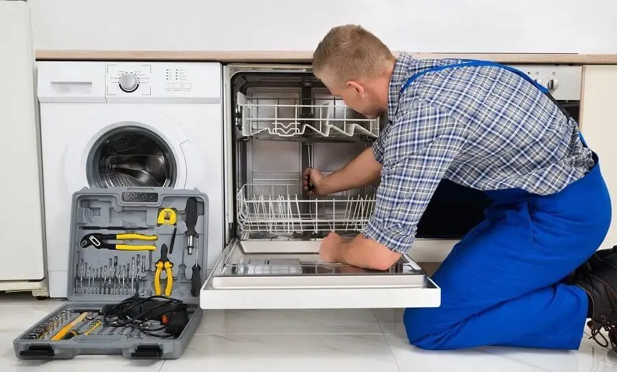 Sincan Warmhaus servisi teknisyen ekibi beyaz eşya tamiri yaparken